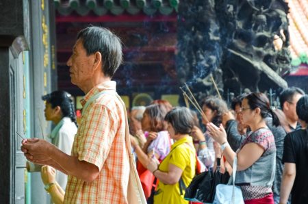 shutterstock_1430238011 天赦日是玉皇大帝開恩大赦的日子,許多人會在這一天拜天公求好運。(圖/Shutterstock)