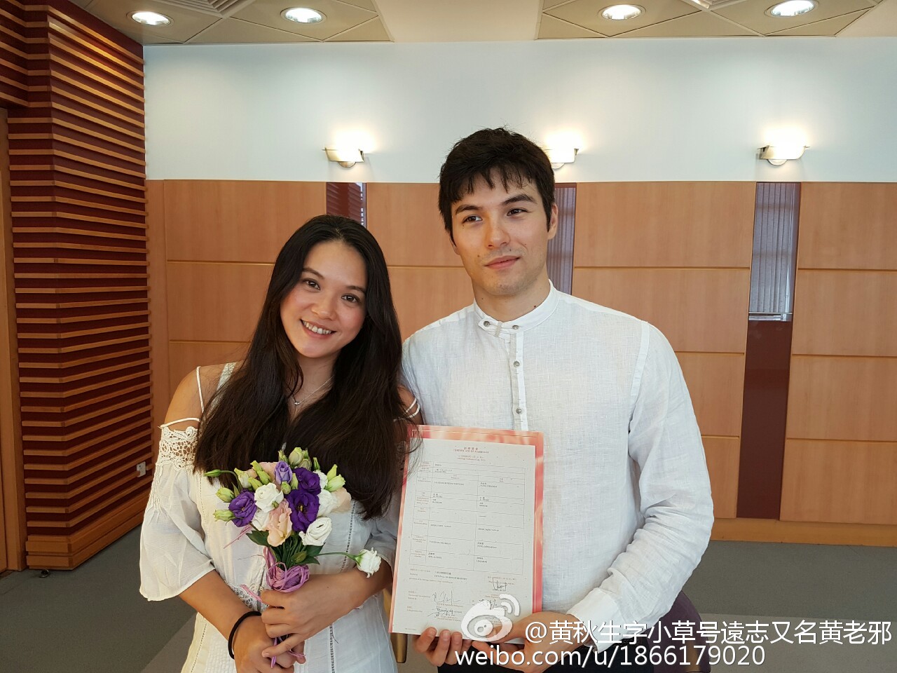 ▲▼鳳小岳（右）和洪喆君交往2年多後，先在香港登記結婚。（圖／黃秋生微博）