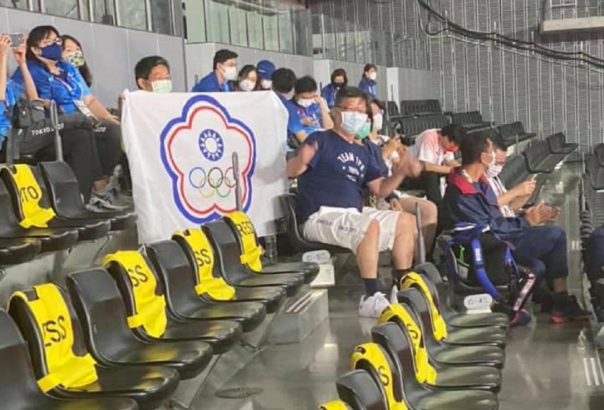 ▲台灣羽球男雙「麟洋配」李洋／王齊麟拿下東奧金牌，不過決勝點記錄羽球落在白色「T」字邊界線上的畫面也意外成為熱議話題。（圖／翻攝自謝長廷臉書）