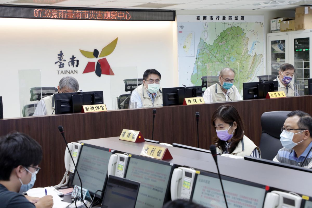 ▲台南市長黃偉哲在今（1）日上午9時30分前往災害應變中心視察，瞭解台南各區災情狀況。（圖／台南市政府提供）