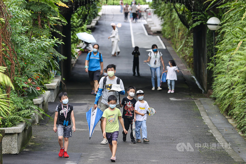 ▲台北市立動物園1日有條件恢復營業，入園採預約制，不少家長趁著週末假日帶著孩子到動物園散心玩耍。（圖/中央社）