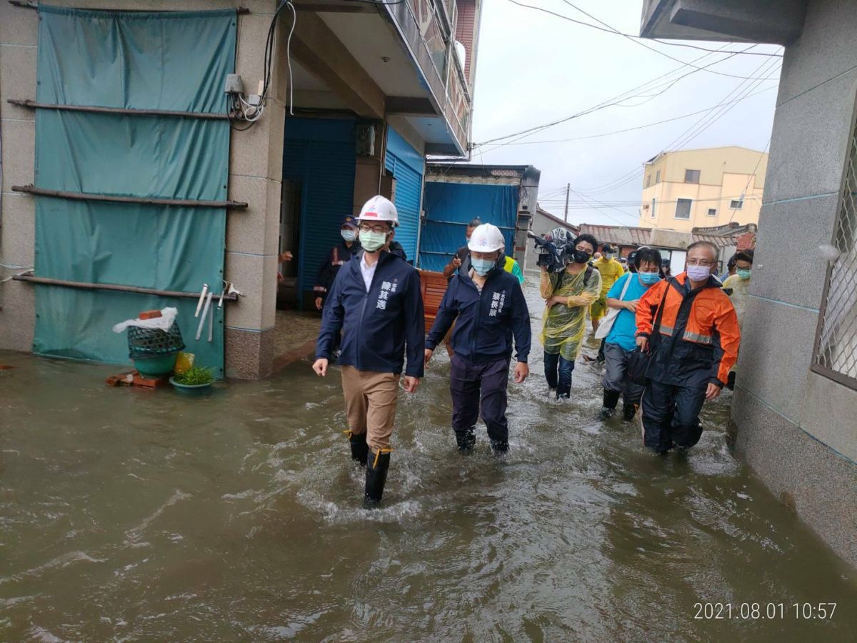▲高雄市長陳其邁繼昨天不停視察後，今天前往永安新港里、茄萣金鑾路及田寮區崇德橋等3處勘災。(圖／高市府提供)