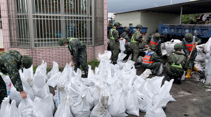 ▲第四作戰區官兵分別進駐屏東枋寮鄉、高雄美濃區等地區,協助沙包堆置等任務。(圖/第四作戰區提供)