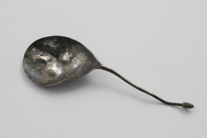 ▲銀器專家研究後，發現勺子擁有13世紀後期的設計風格。（圖／翻攝自《Lawrences