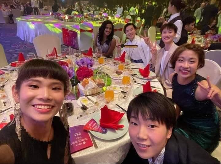 ▲戴資穎和選手們在2019年世界羽聯年終晚宴拍照留念。(圖/翻攝自《爆怨2公社》)
