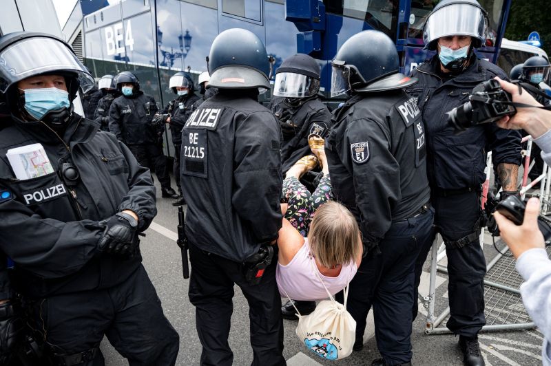 柏林5000人街頭抗議防疫措施　逾600人遭拘捕
