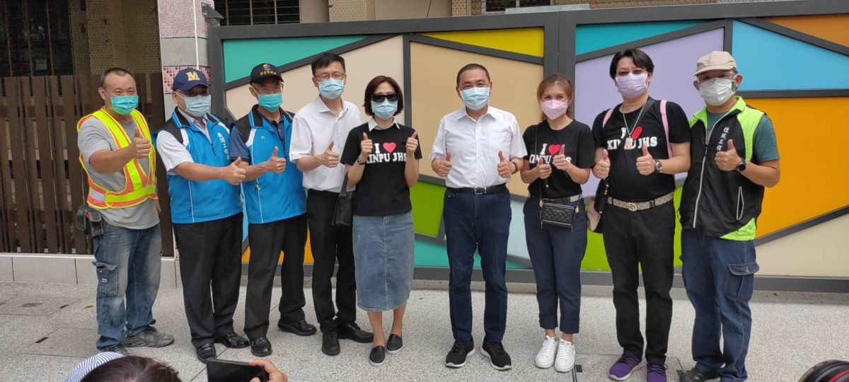 ▲新北市長侯友宜侯友宜今日在教育局長張明文（左四）、新埔國中校長郭月秀（左五）的陪同下，視察板橋區新埔國中周遭人行及通學的環境改善工程。（圖／新埔國中提供）
