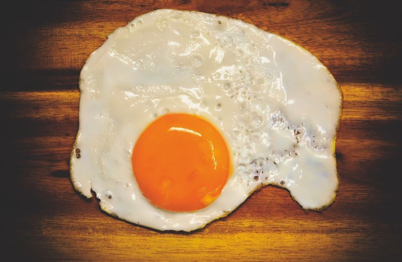 ▲《小楊聊美食》表示,煎蛋只要多「1步驟」,立刻變得又香又嫩。(示意圖/翻攝自Pixabay)