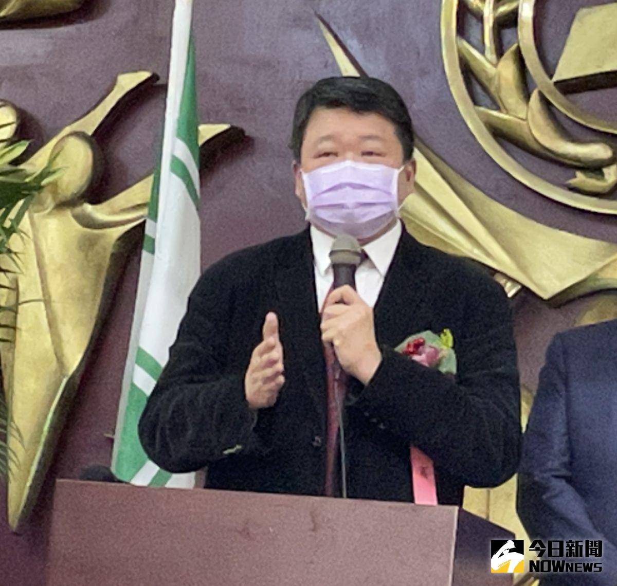 ▲新北市議員何博文指出，代理老師一年一聘，新北市聘期僅給10個月，故僅能給予10個月的薪資，對於一樣在校服務的代理老師長年不公平。（圖／記者陳志仁攝）