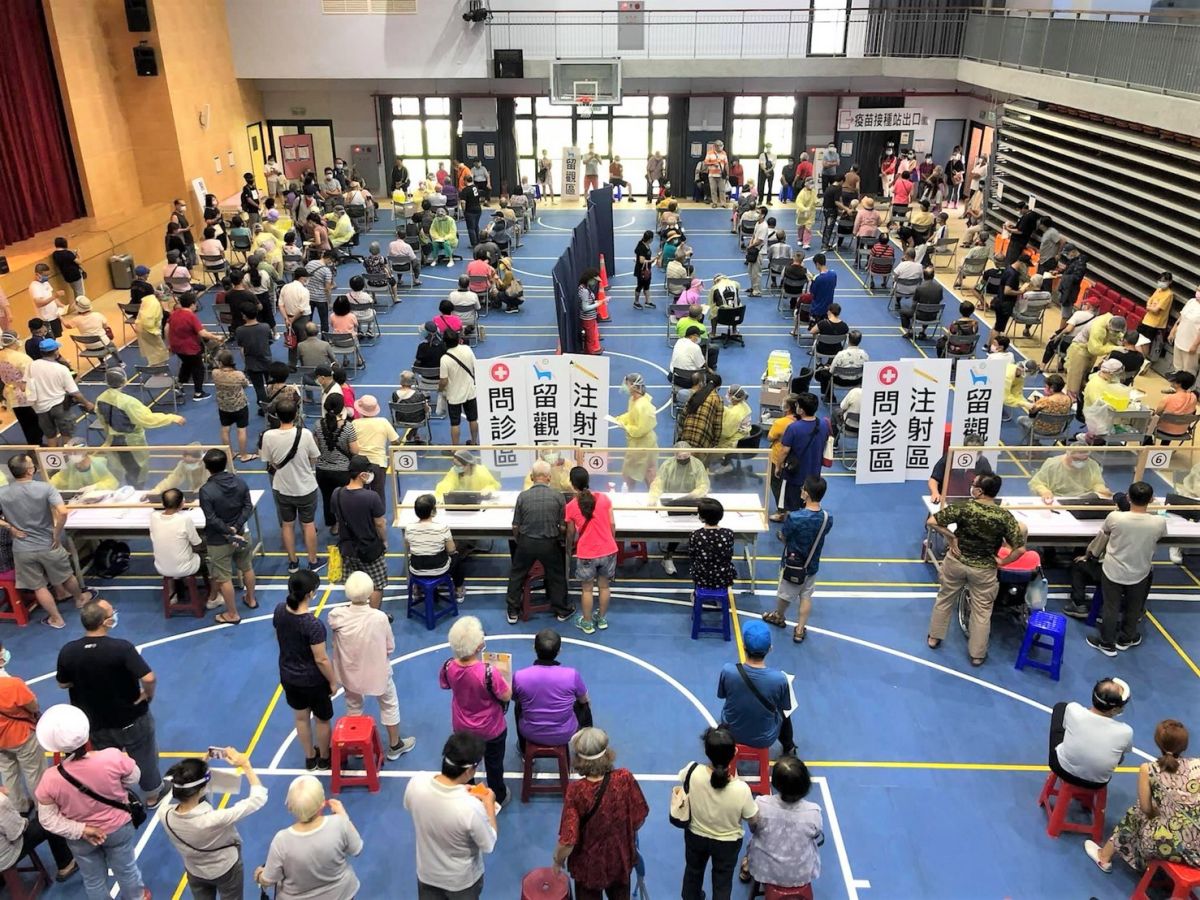 ▲新北市27所學校提供活動中心等空間作為疫苗的接種站。（圖／新北市政府教育局提供）