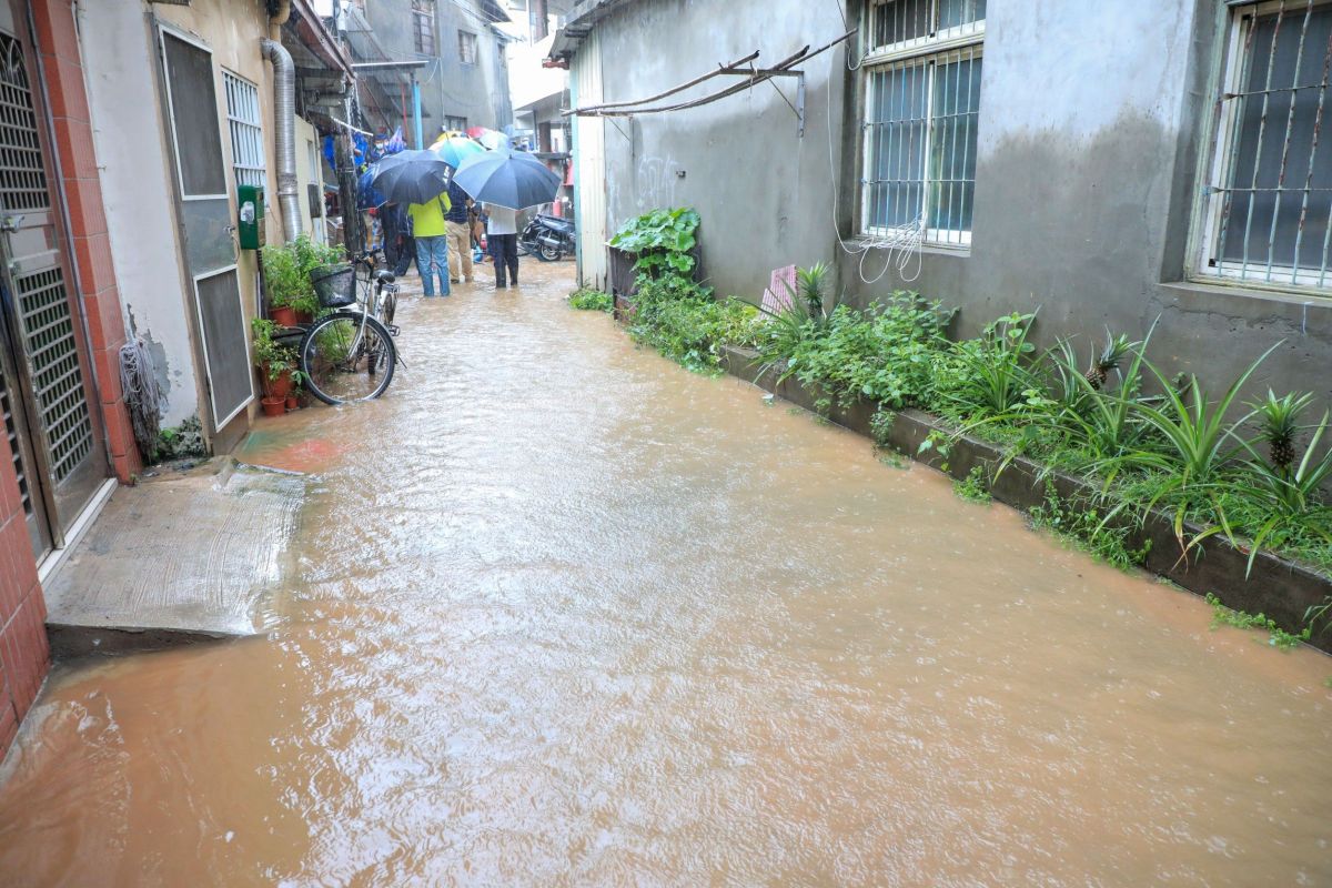 ▲中市連下豪大雨，烏日區成功東路有30幾戶住家溢淹災情(圖／市政府提供2021.8.2)