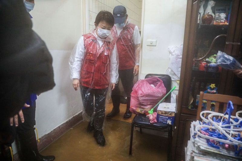 ▲市長盧秀燕前往烏日區成功東路勘災,並慰問受災戶,允諾全力提出解決方案(圖/市政府提供2021.8.2)