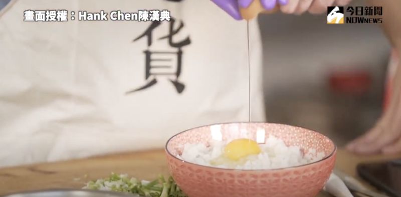 ▲將蛋液打入白飯後均勻混合,即可準備下鍋。(圖/Hank