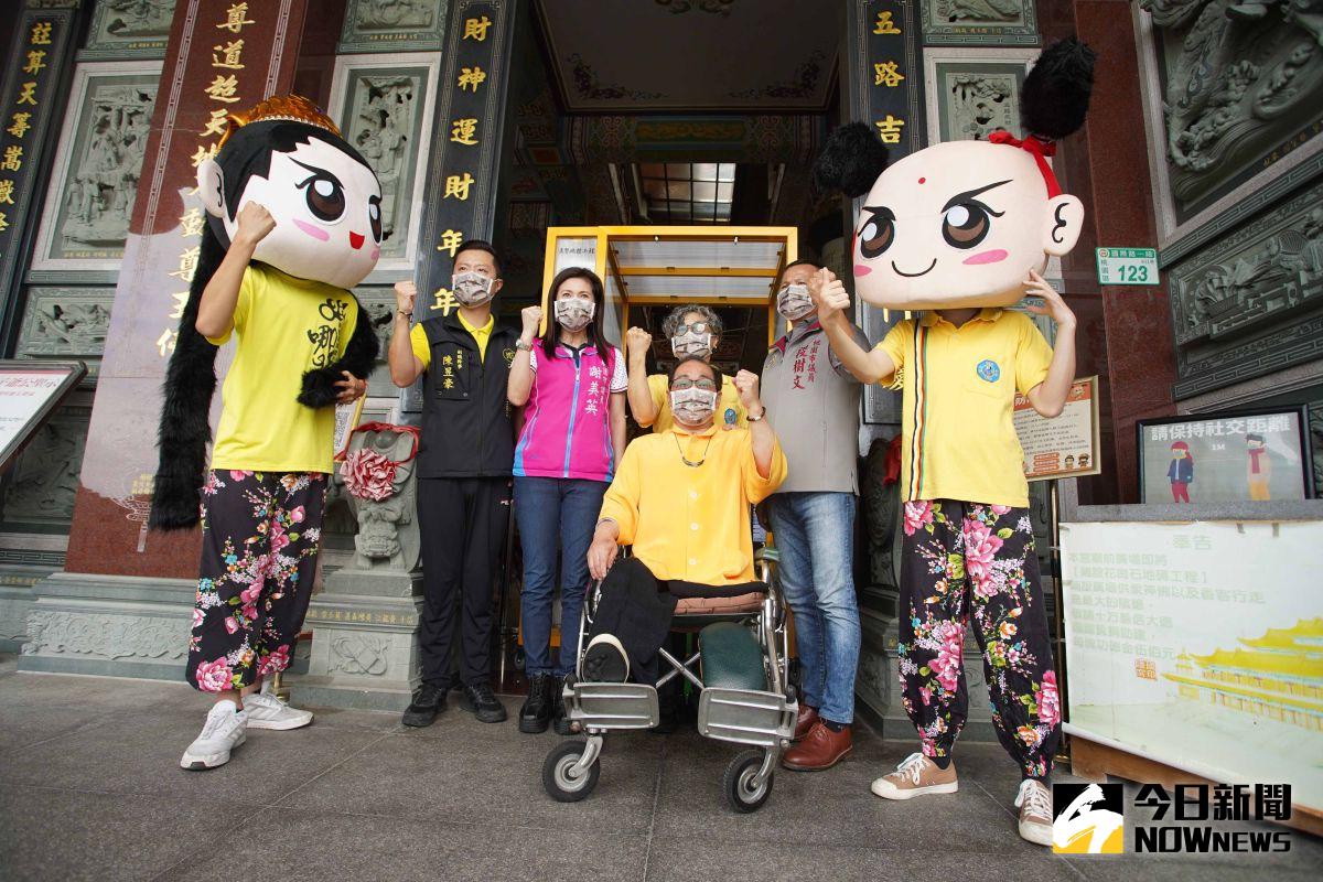 ▲護國宮特地請來段樹文、謝美英兩位議員前來見證，兩人對於護國宮啟用防疫門，高規格因應防範工作，咸感認同及肯定。（圖／記者李春台攝，2021.08.02）