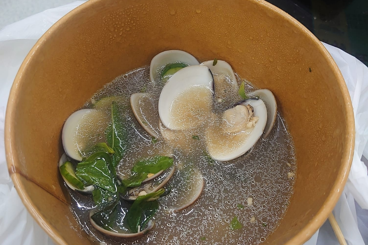 ▲有網友分享，他買了一碗100元蛤蜊湯，裡面的蛤蜊去只有7顆，讓他當場傻眼。（圖／翻攝自《爆怨2公社》）
