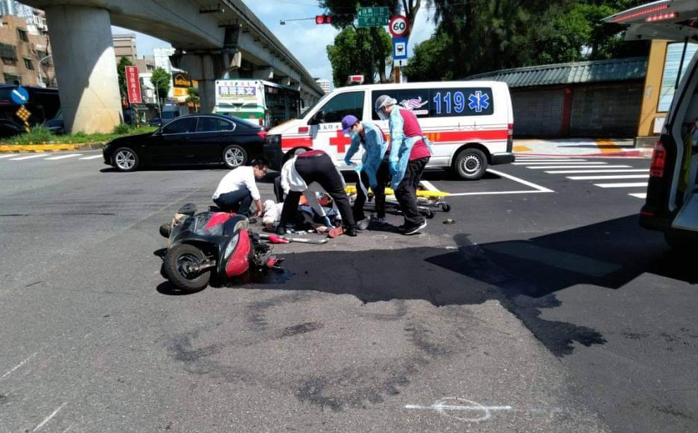 ▲自小客車疑似違規左轉，造成一對騎機車的七旬夫妻撞上後倒地不治。（圖／記者李春台翻攝）