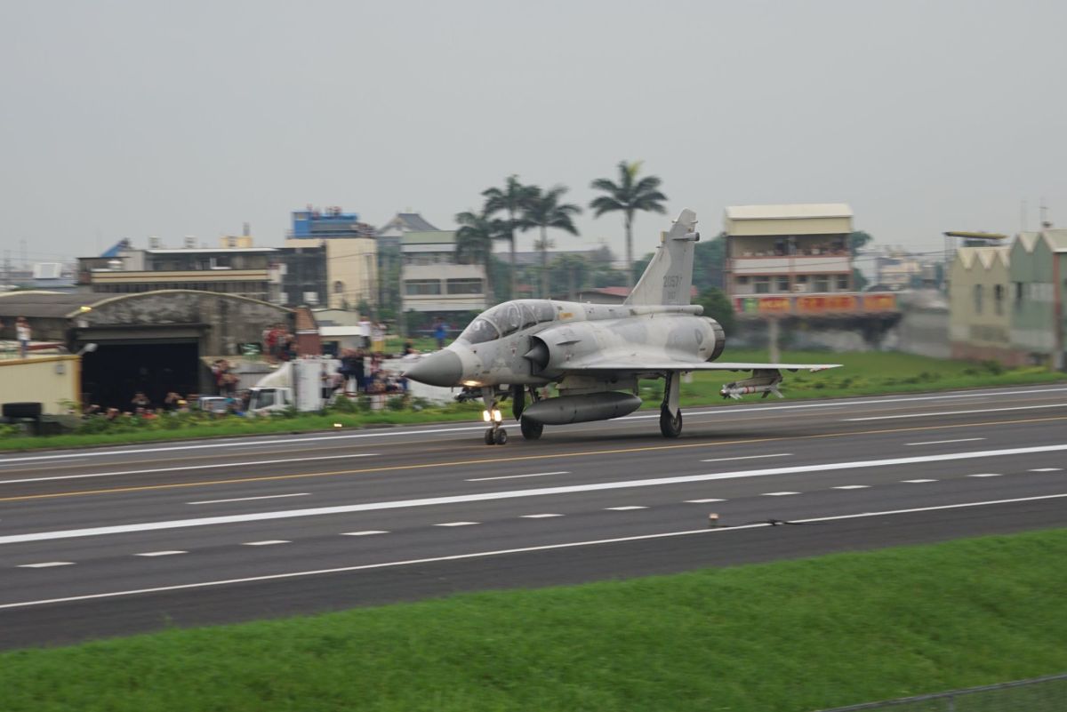 ▲2019年漢光35號演習，幻象2000戰機於戰備道起降。（圖／記者呂炯昌攝）