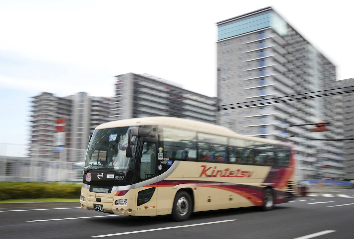 ▲東京奧運相關人員搭乘的1輛接送車，昨天在高速道路上連撞2車，導致2人受傷送醫並肇事逃逸。駕駛肇事車輛的東奧志工說，因為他以接送東奧人員為優先。（圖／美聯社／達志影像）