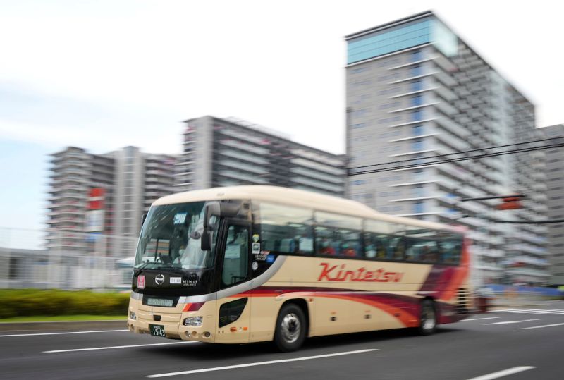 ▲東京奧運相關人員搭乘的1輛接送車，昨天在高速道路上連撞2車，導致2人受傷送醫並肇事逃逸。駕駛肇事車輛的東奧志工說，因為他以接送東奧人員為優先。（圖／美聯社／達志影像）