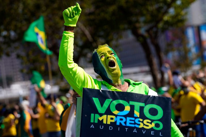 ▲巴西多座城市今天有數千人走上街頭支持極右派總統波索納洛，要求改革電子投票系統。（圖／美聯社／達志影像）
