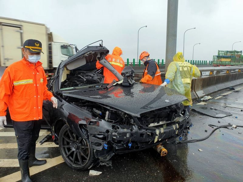 ▲台88快速道路橋上16.3K處下匝道口處前，今天（2日）中午發生一輛自小客車東往西方向自撞護欄車禍，40多歲女性駕駛當場死亡。（記者黃正忠翻攝, 2021.08.02）