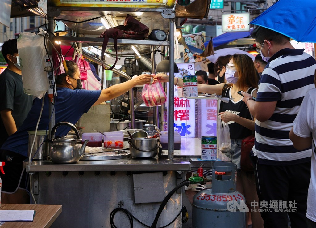 ▲行政院發言人羅秉成2日說，上週各部會討論後，振興方案將朝「五倍券」的方向規劃、討論，發行時程還沒定案。圖為31日寧夏夜市。（中央社檔案照片）