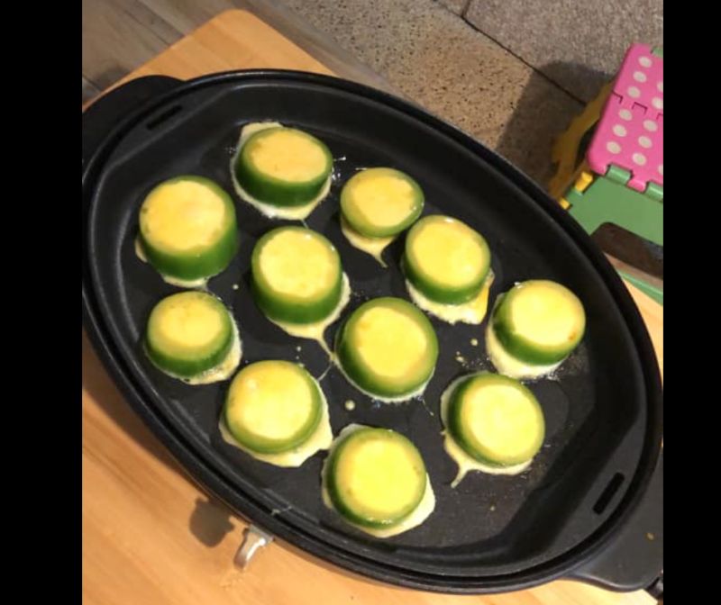 ▲也有婆媽曝「簡單一招」,只要沾下蛋液再下鍋煎,就很美味。(圖/翻攝自《我愛全聯-好物老實説》)