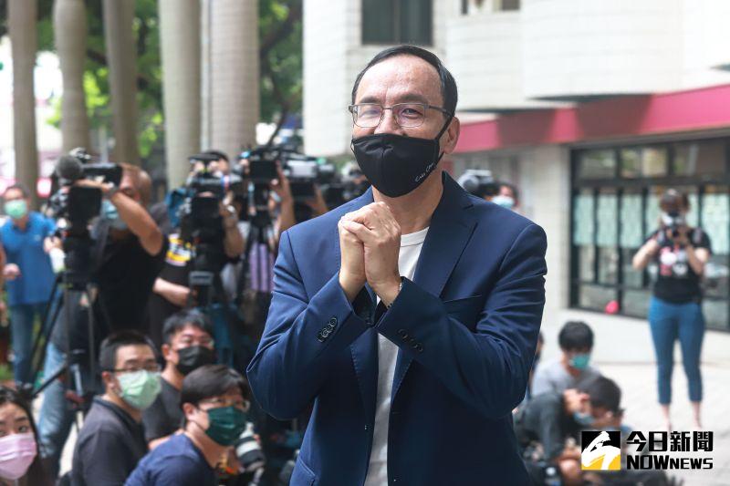 ▲朱立倫宣布參選國民黨黨主席,發表參選宣言前先向前來採訪的媒體們致意。(圖/記者葉政勳攝