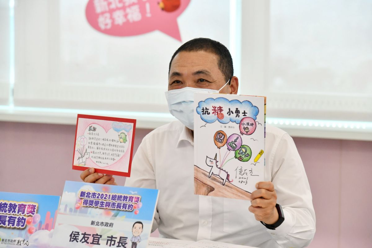 ▲新北市長侯友宜貼心讓學生許願，量身訂做禮物完成心願，並在線上見面嘉許同學。（圖／新北市政府提供）