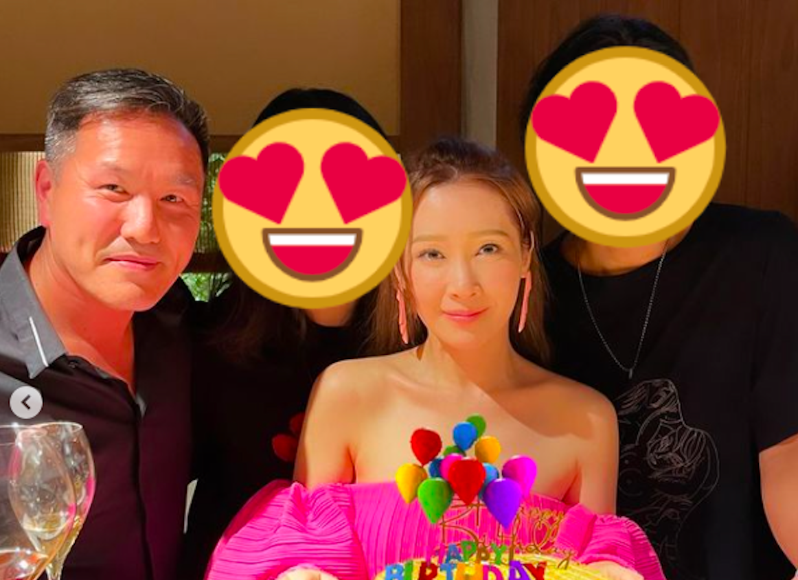 ▲關心妍（右二）在IG曬出鄭伊健、蒙嘉慧夫妻合照。（圖／翻攝關心妍IG）