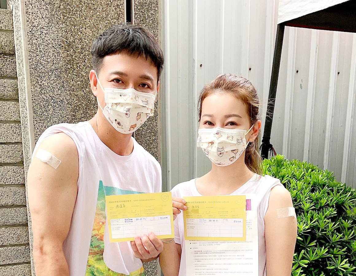 ▲陳隨意（左）與太太謝宜君一起施打疫苗，兩人分享接種後的身體狀況。（圖／豪記唱片提供）