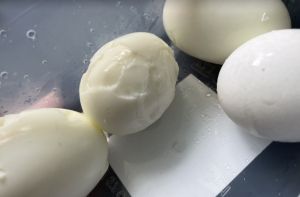 ▲水煮蛋(記者張嘉哲攝) ▲黃子容分享2021冬至開運法,早上吃一顆水煮蛋,象徵結束不好的事情,重生好運到。(圖/記者張嘉哲攝)