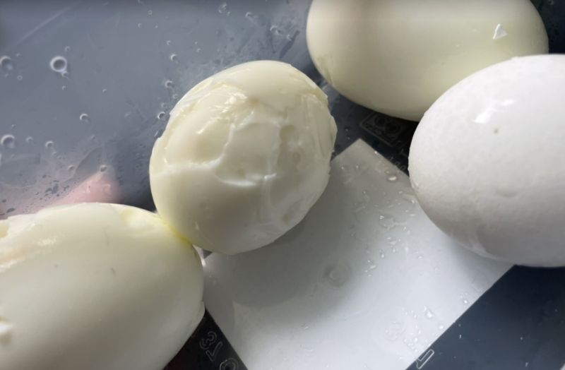 ▲水煮蛋每次煮好時，蛋殼總是非常難剝，導致剝好的水煮蛋支離破碎。（記者張嘉哲攝）