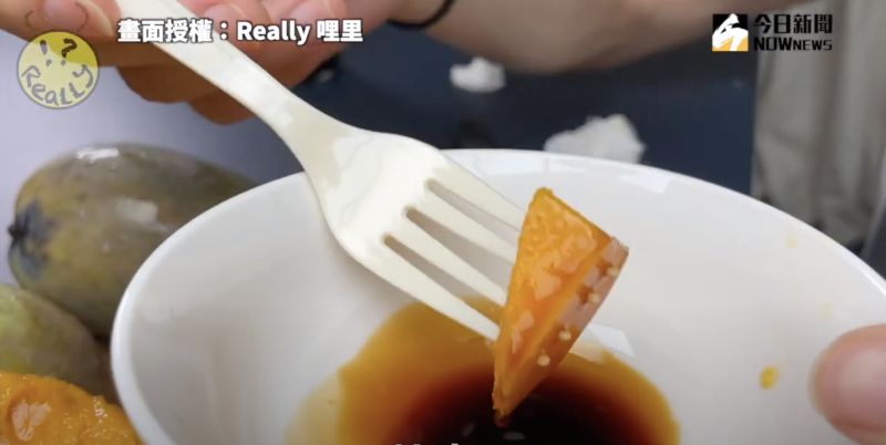 ▲芒果加醬油的神秘吃法,你能接受嗎?(圖/Really