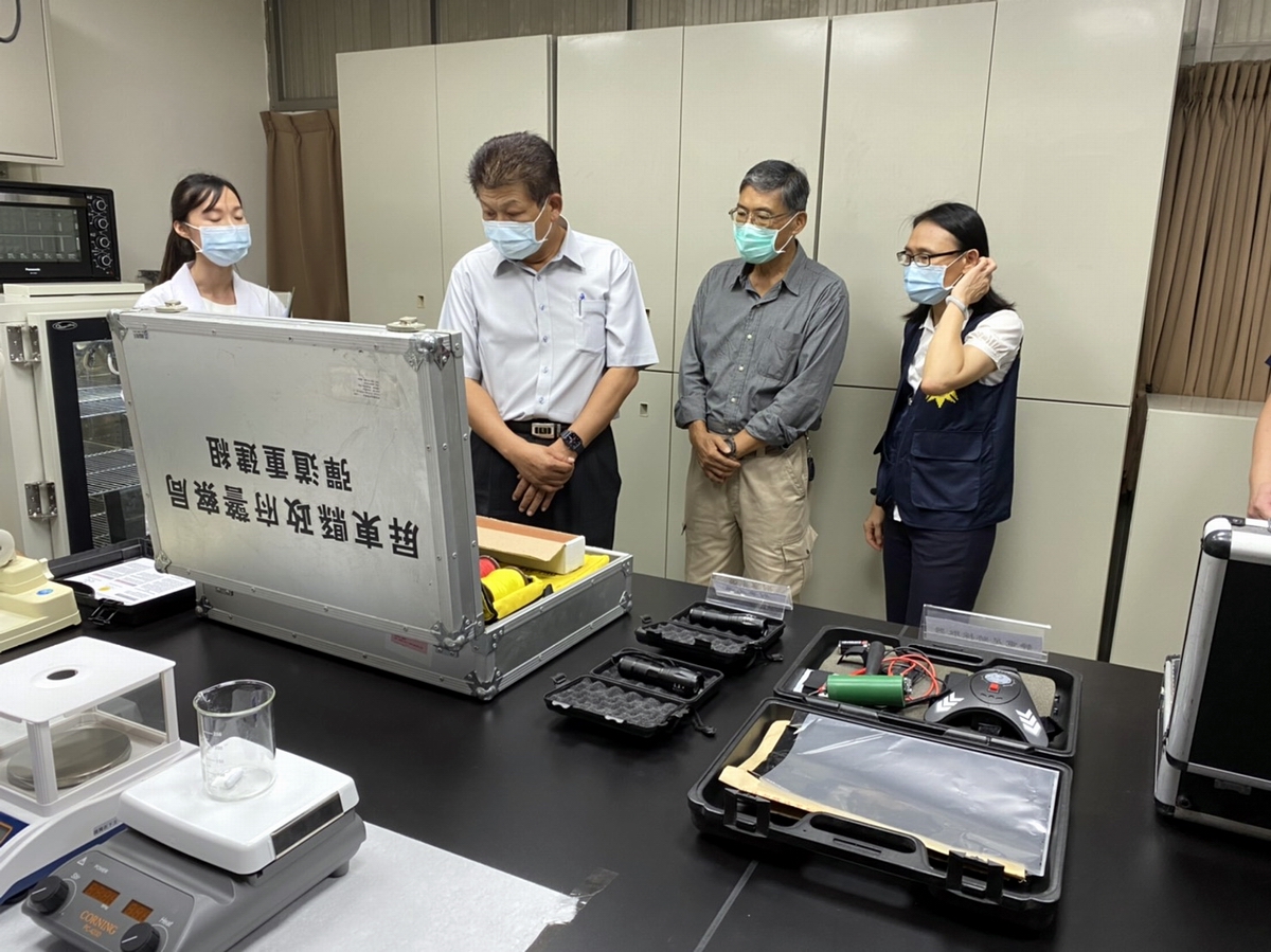▲屏東縣政府警察局於東港分局創立南臺灣首間「刑事實驗室」，今(3日)下午揭牌啟用，警察局長李文章參觀刑事實驗室強調將大幅提鑑識採證品質。（圖／屏東縣警局東港分局提供, 2021.08.03）