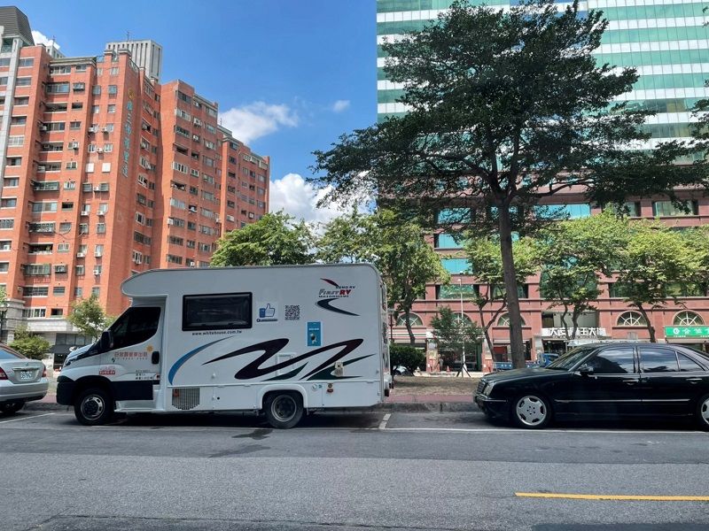 ▲惠虹廣告團隊租借家庭式露營車充當接待中心，因應疫情突破傳統銷售框架。（圖／資料照片）