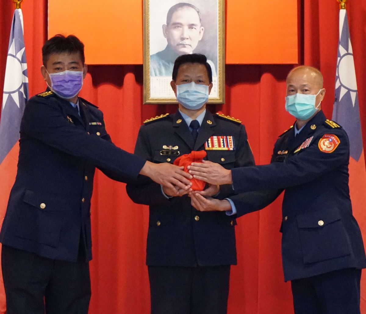 ▲海巡署艦隊分署南區機動海巡隊隊長，由艦隊分署高雄艦艦長呂家富(右)接任。(圖／記者黃守作攝，2021.08.03) 