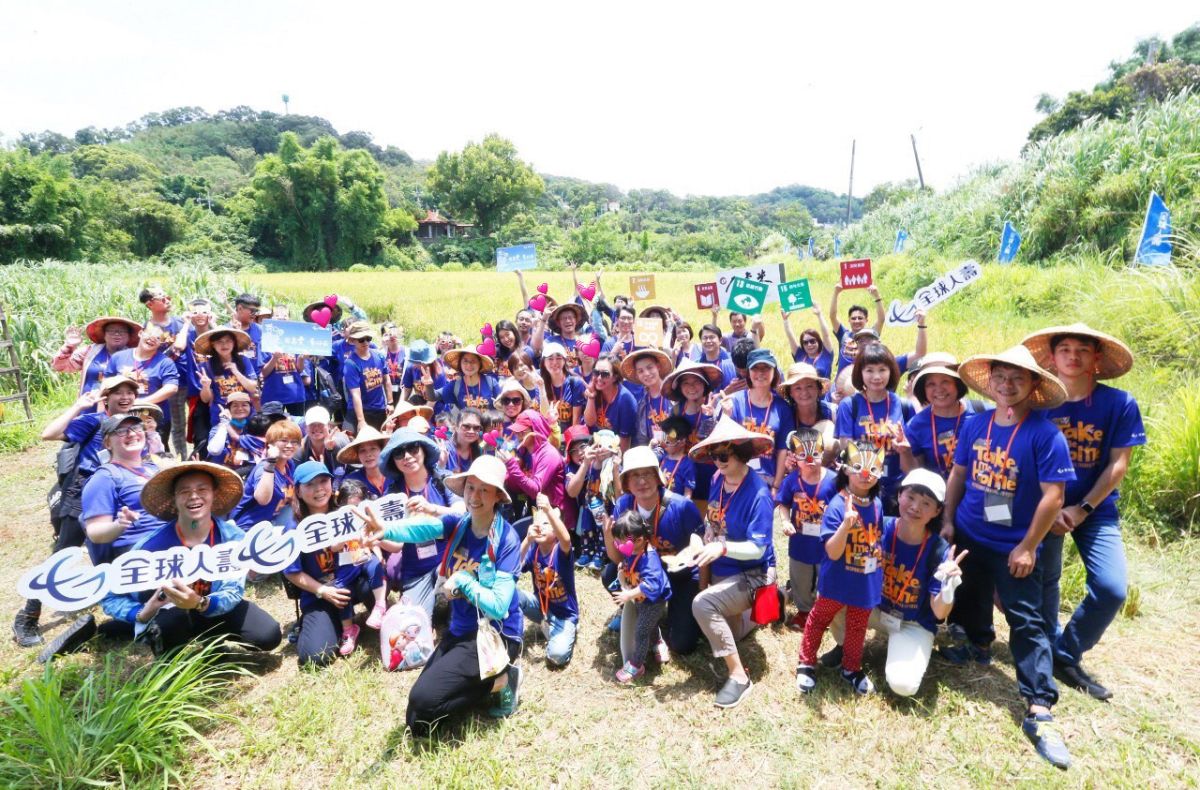 ▲全球人壽長期透過「認養、體驗、義賣」三步驟，包括認養「我的一畝田、我的一畝茶」，號召同仁響應結合內外勤之志工活動陪伴，增加弱勢孩童社會參與。（圖／全球人壽提供）