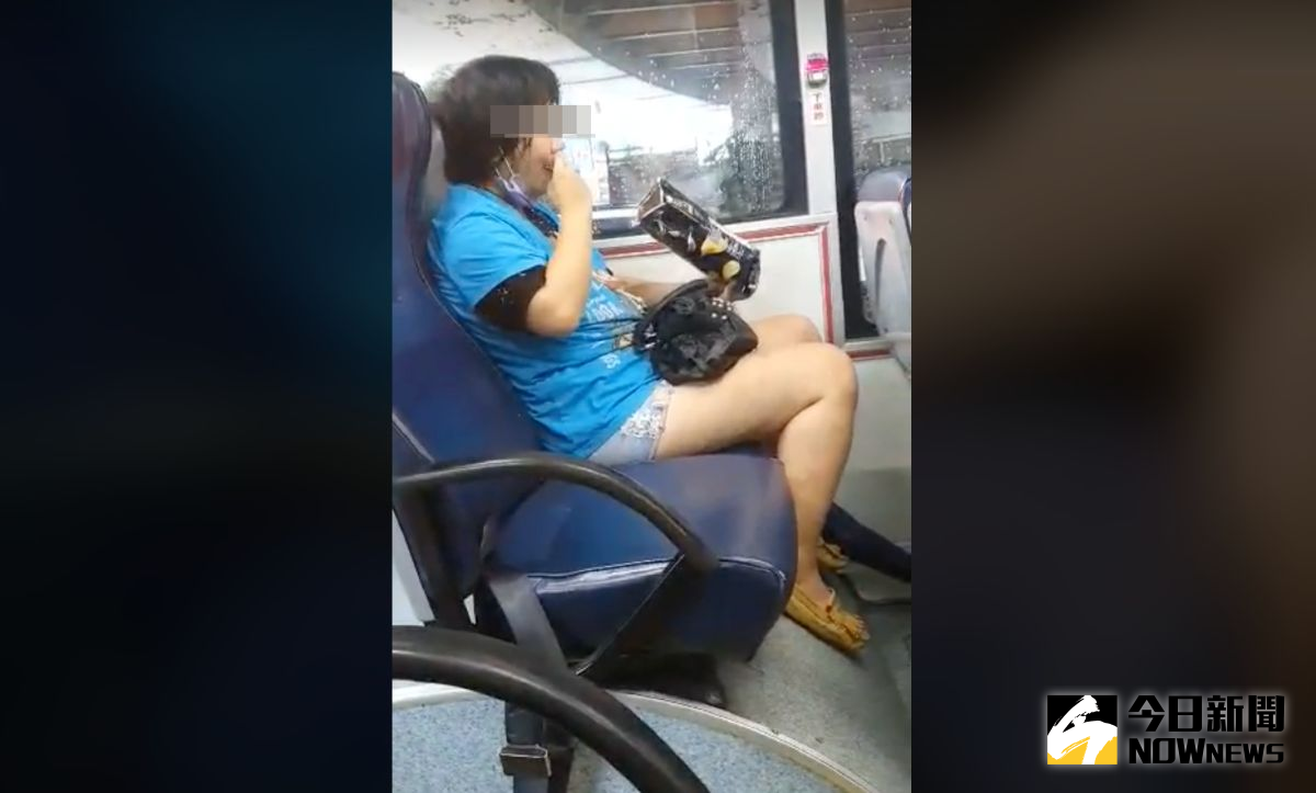 ▲今日下午一名女子搭乘公車，不僅沒戴好口罩，一上車就打開洋芋片直到吃光，雖然司機有至該女面前勸阻，不過在司機繼續行駛後仍依然故我。（圖／讀者提供）