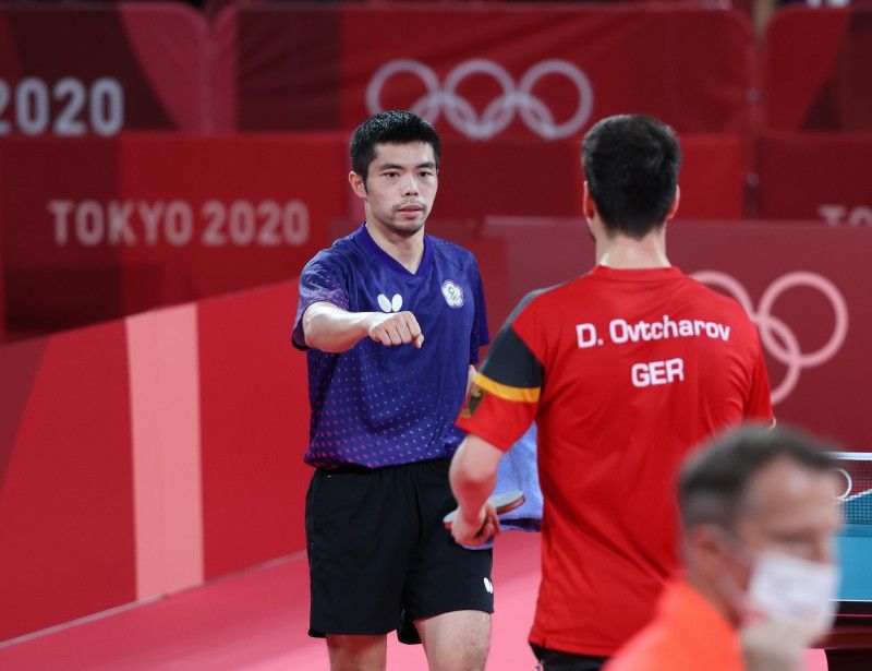 ▲東京奧運桌球男團八強賽後，莊智淵跟對手致意。（圖／體育署提供）