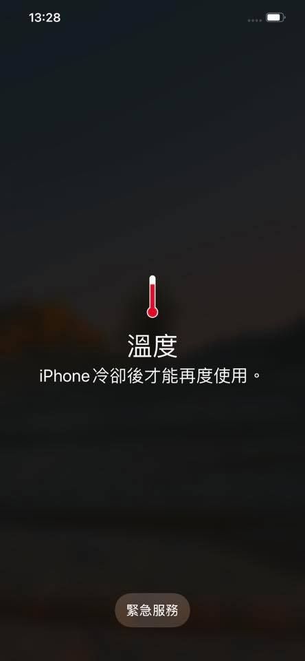 ▲女網友使用iPhone時，常常跳出溫度警告圖示。（圖／翻攝爆怨2公社臉書）