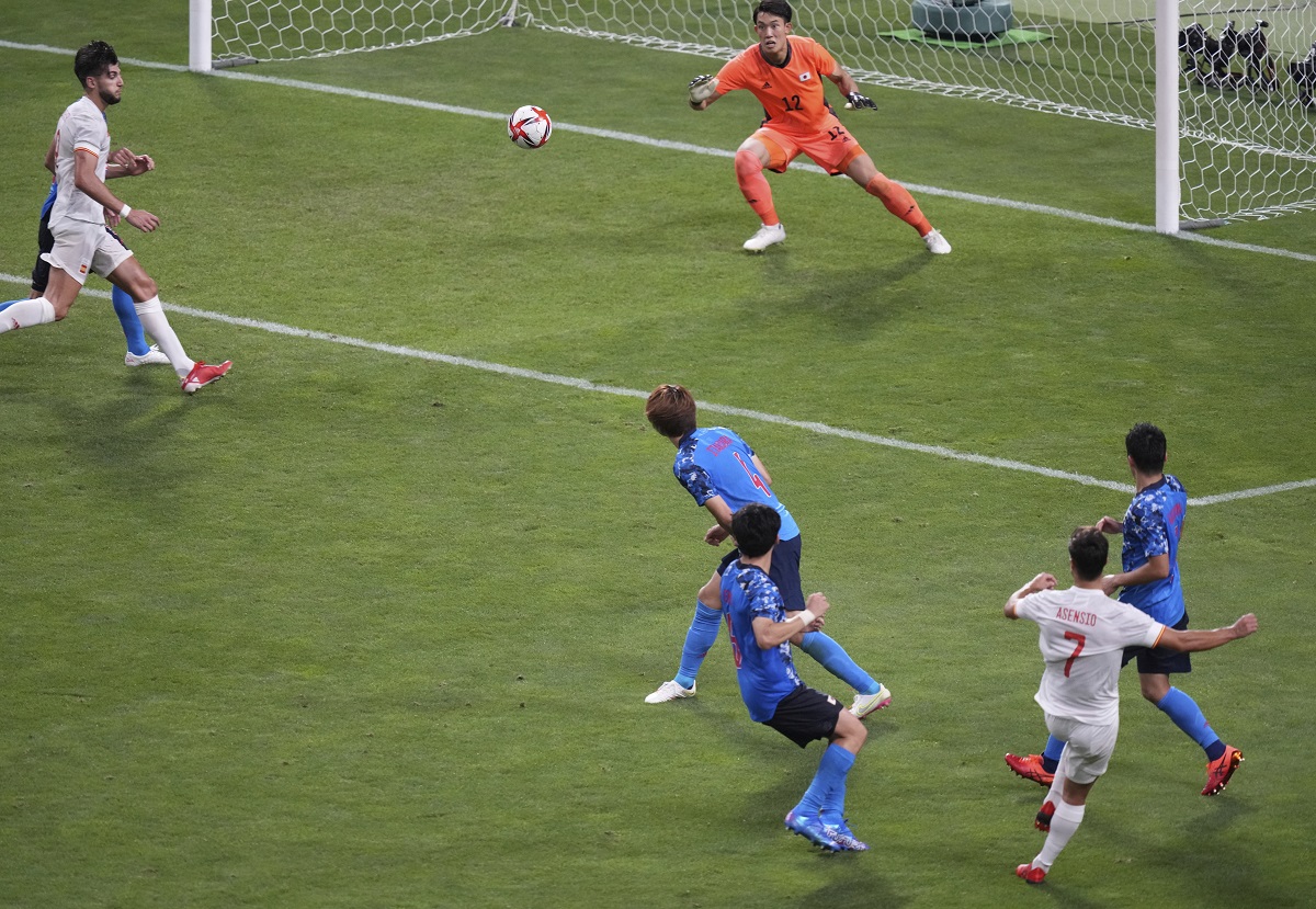 ▲西班牙男足(白球衣)在東京奧運4強擊敗地主日本，可惜決賽敗給巴西，這是自1996年來，西班牙在球類團體競賽中第9次輸掉決賽，就是拿不到金牌。（圖／美聯社／達志影像）