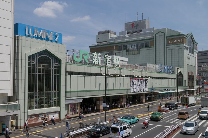 ▲位於JR新宿站的購物中心「LUMINE EST新宿」，近半個月來總計已有59名從業人員染疫。（圖／翻攝自維基百科）