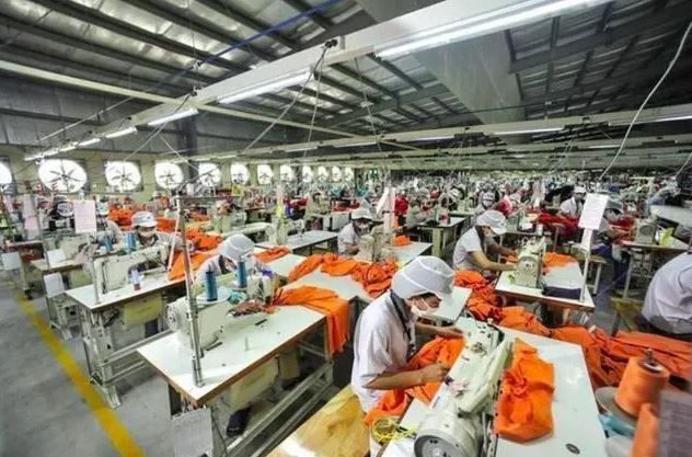 ▲越南疫情升溫，嚴重衝擊紡織業生產及交貨步調。（圖／美聯社／達志影像）