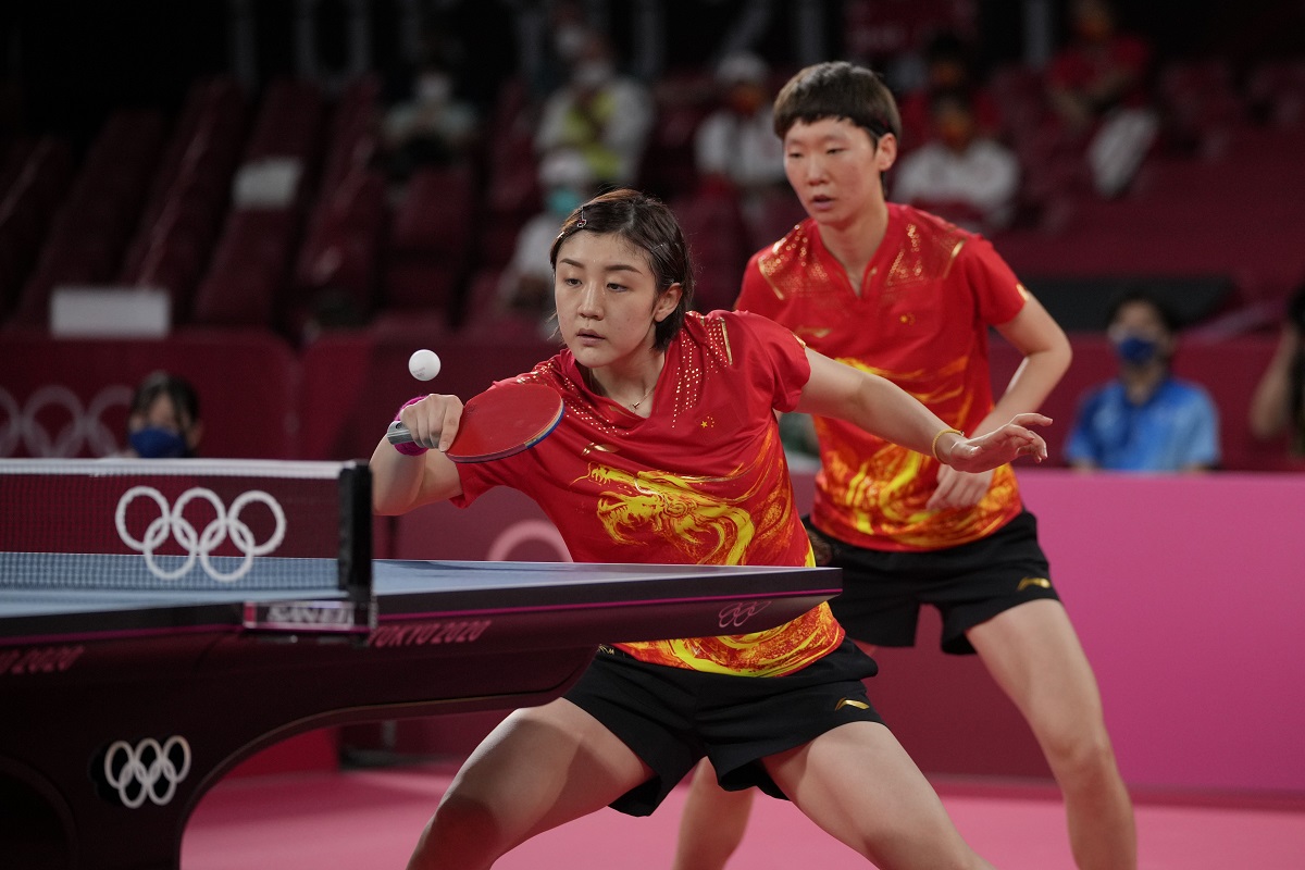 ▲杭州亞運雙打桌球項目中，中國派出男雙、女雙有3組爆冷出局，連4強都沒進，引起大陸球迷熱烈討論。（圖為陳夢、王曼昱／美聯社／達志影像）