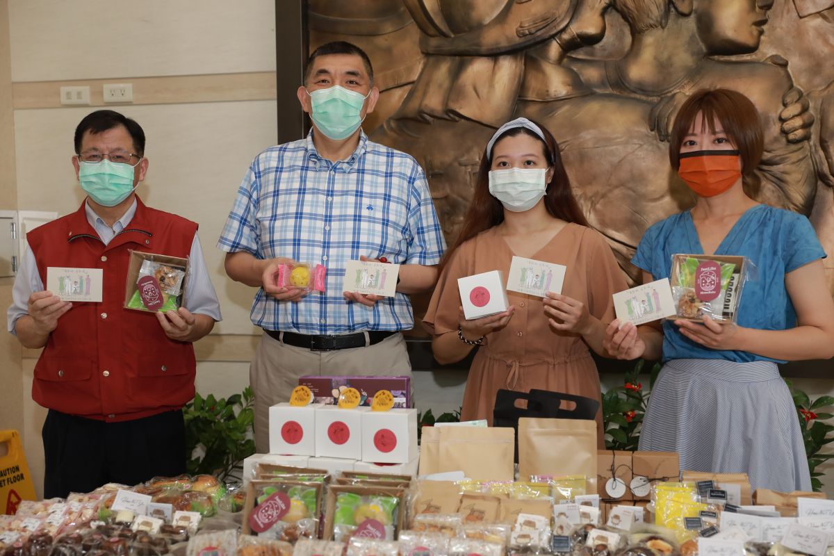 ▲新北市議員江怡臻（右一）今日攜手甜點師楊詠帆（右二），一起募集的全台185位甜點師甜點，送往給雙北第一線的警消人員。（圖／新北市議員江怡臻提供）