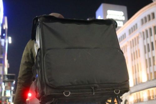 ▲原PO家裡住6樓，最近點外送時被好心外送員提醒「一句話」，讓她嚇得直呼「不敢再點外送了」。（示意圖，圖中人物與當事者無關／翻攝photoAC）