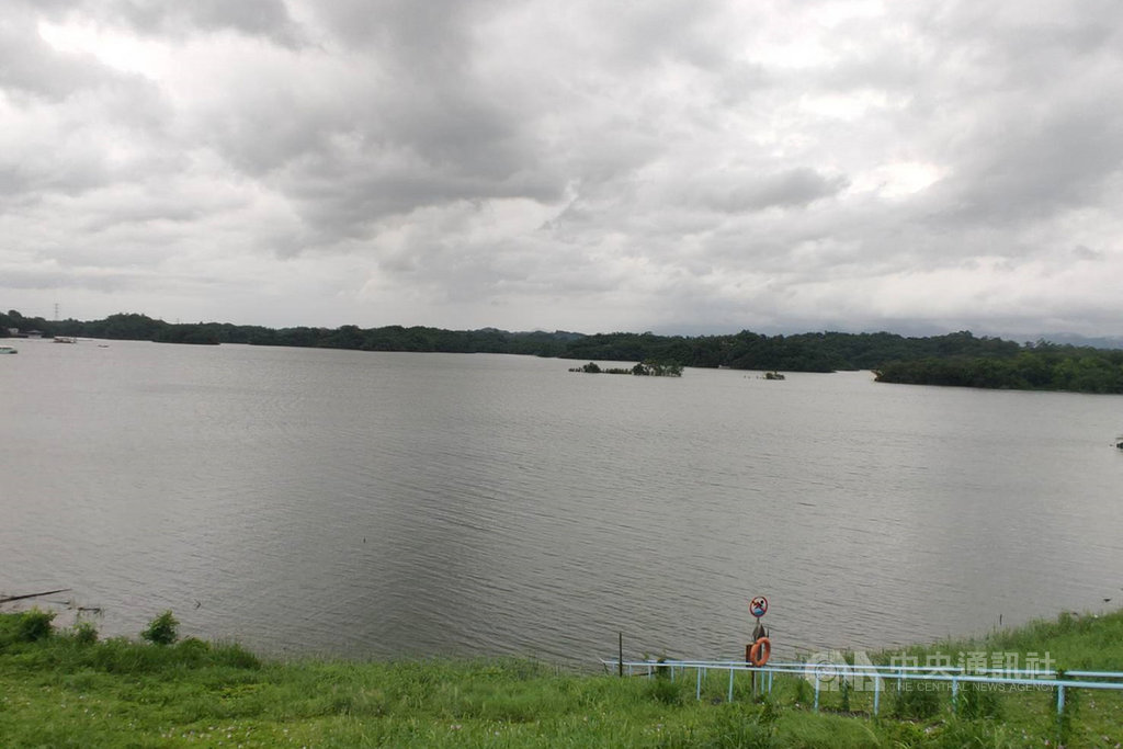▲台南烏山頭水庫集水區近日降雨豐沛，3日晚間已達滿水位。（圖/中央社）