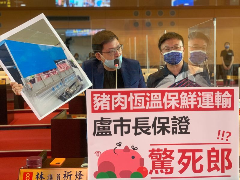▲議員林祈烽指出,這種運輸生鮮豬肉的方式是不被允許的,市府一定要趕快輔導業者改進(圖/林祈烽提供2021.8.4)