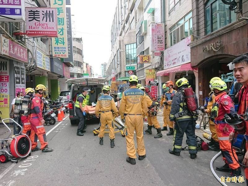 ▲台中市消防隊員搶救昏厥於涵洞中的5名工人(圖/民眾提供)